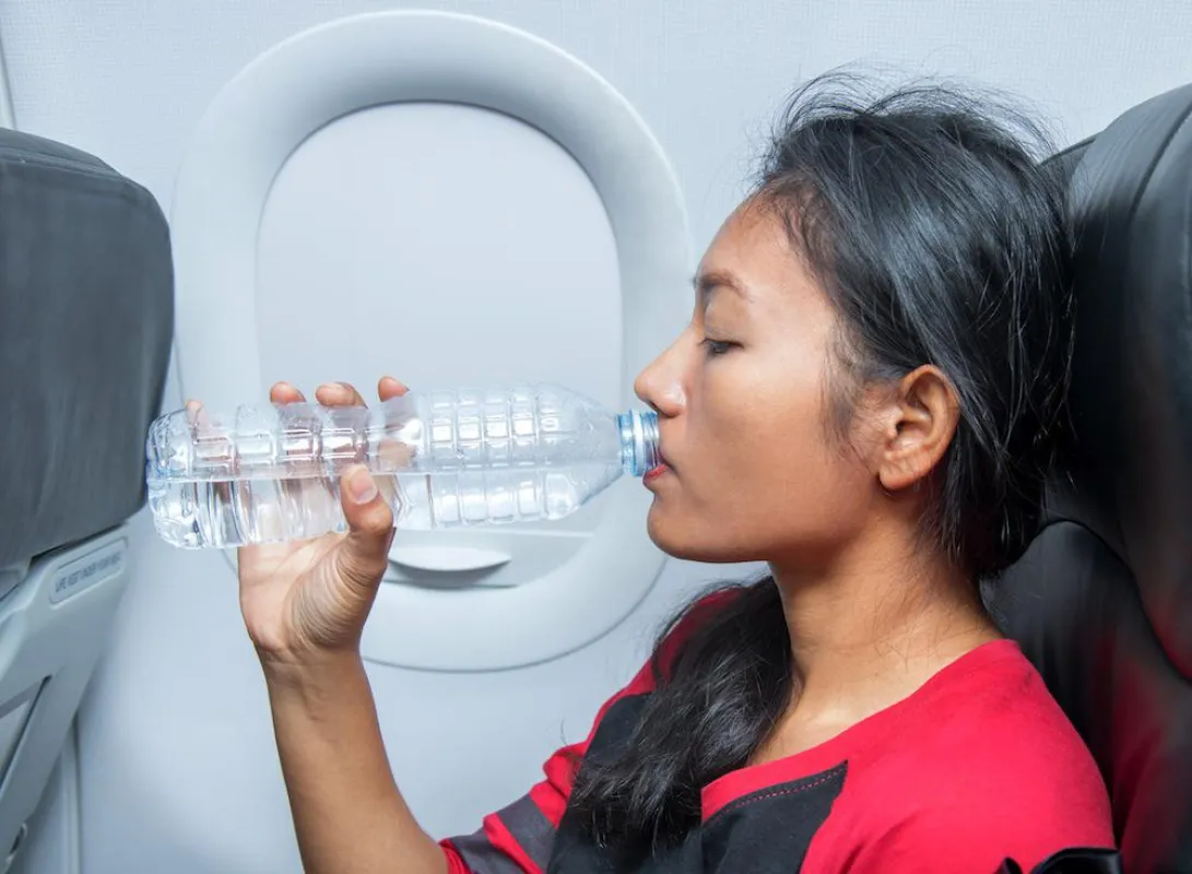 Mineralwasser sorgt für einen ausgewogenen Flüssigkeitshaushalt, auch in 10.000 Metern Höhe.