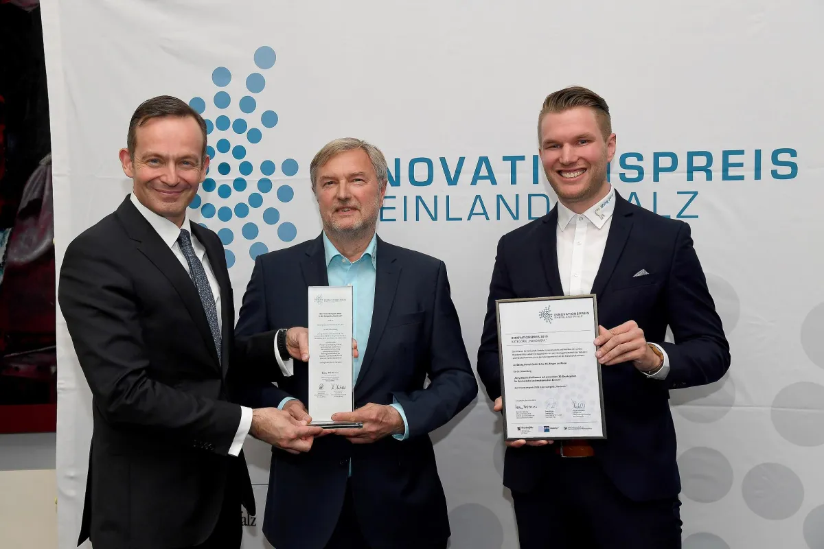 Christoph Bösing (Mitte) und Marc Krumpholtz (re.) erhielten den Innovationspreis Handwerk 2019