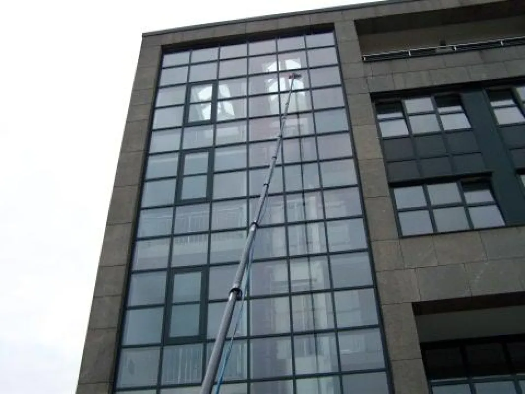 Das AquaQlean-System bei der Reinigung einer Treppenhausverglasung