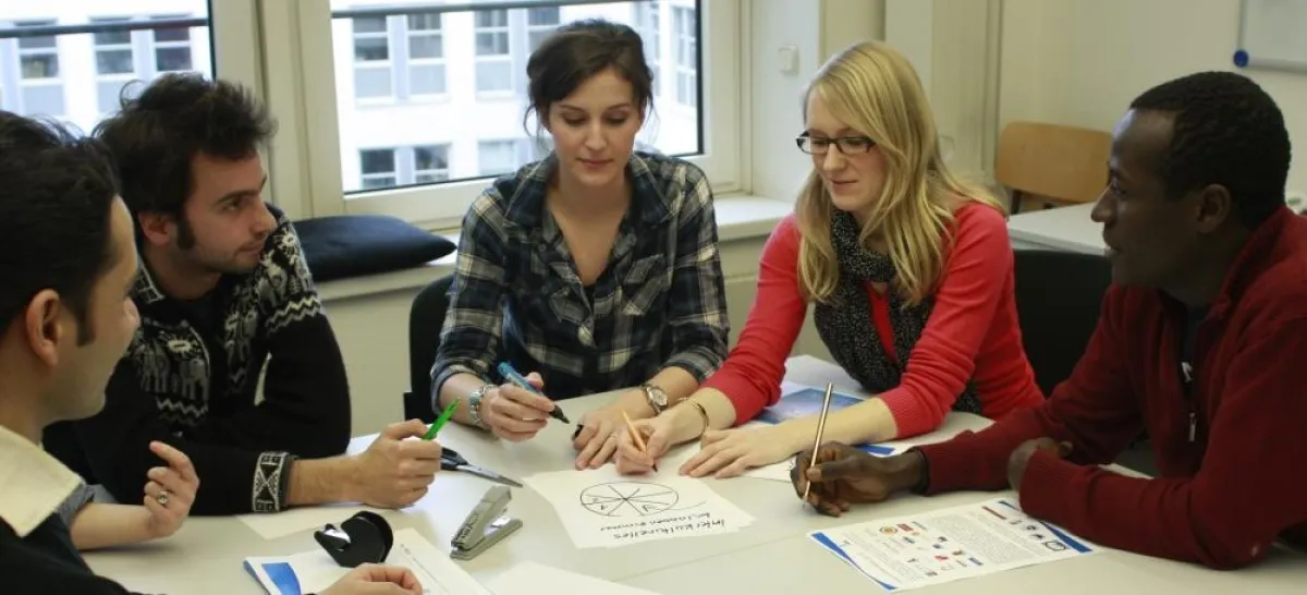 Bei SchlauFox e.V. arbeiten interkulturelle Teams gemeinsam an Bildungsprojekten