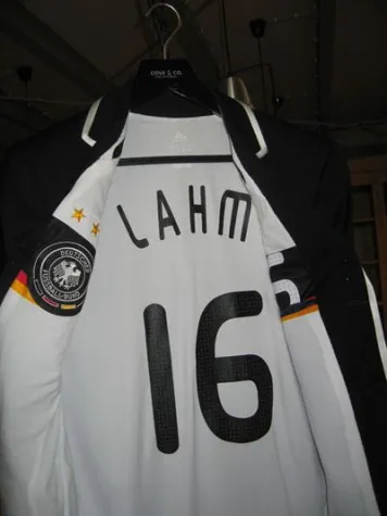 Bild: Massanzug - Außen seriöser Manager, innen Fußballfan