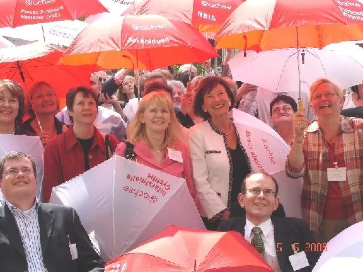 Bei so exklusiver Schirmherrschaft wunderte es denn auch nicht, dass das Gruppenfoto mit Eva Luise Köhler - links neben ihr: Bärbel Mündner-Hensen - zum Schirmfoto geriet.