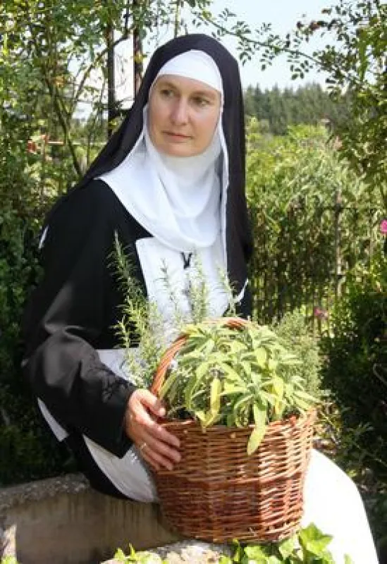 Paula Aiblinger verkörpert Hildegard von Bingen auf der Bad Endorfer Bühne