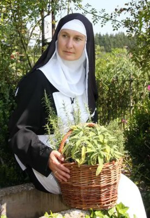 Paula Aiblinger verkörpert Hildegard von Bingen auf der Bad Endorfer Bühne