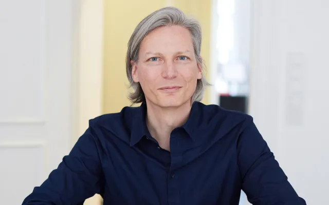 „Own your Aura“: Lukas Cottrell spricht auf dem W&V Summit in München Bild: „Own your Aura“: Lukas Cottrell spricht auf dem W&V Summit in München