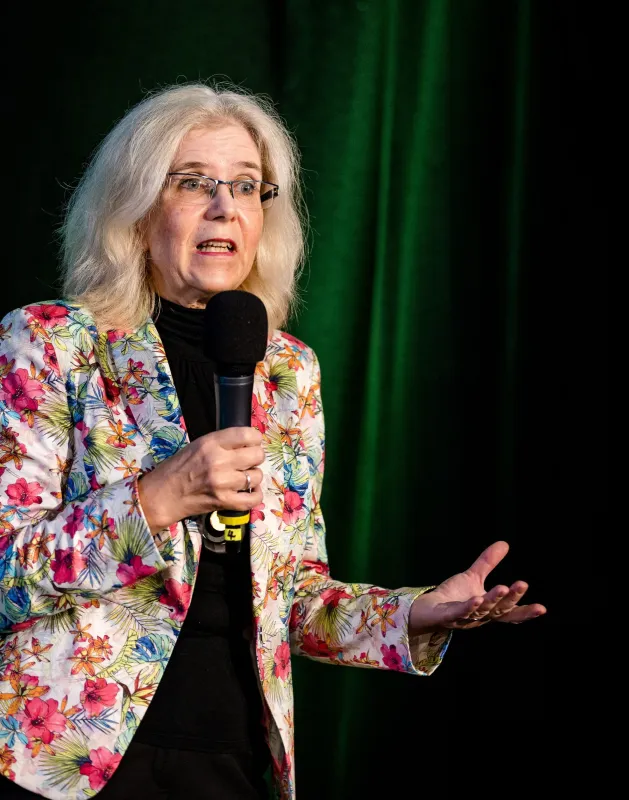 Dr. Sabine Oranien begeistert beim Rednerwettbewerb  (© Foto: Dominik Pfau)