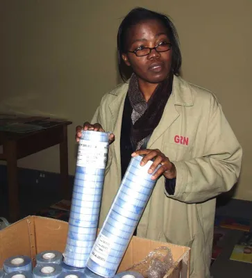 Neschen spendet Buchschutzfolie nach Namibia Bild: Neschen spendet Buchschutzfolie nach Namibia