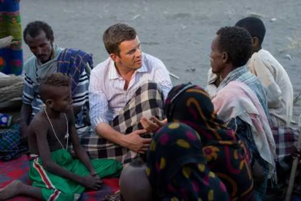 Markus Lanz im Gespräch mit der Nomadenfamilie in der Afar-Wüste