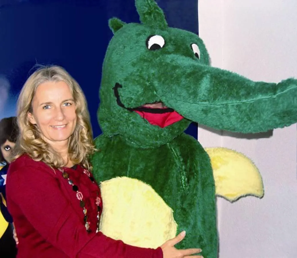 Freut sich über den Erfolg des Spendenmarathons: Projektleiterin Sibylle Merx mit dem Drachenkinder-Maskottchen Tabaluga