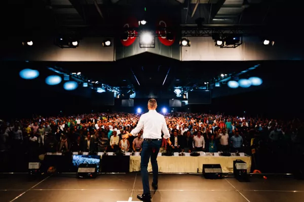 Bild: Dirk Kreuter plant bis Ende 2020 über eine Million Menschen zu erfolgreicheren Verkäufern zu machen