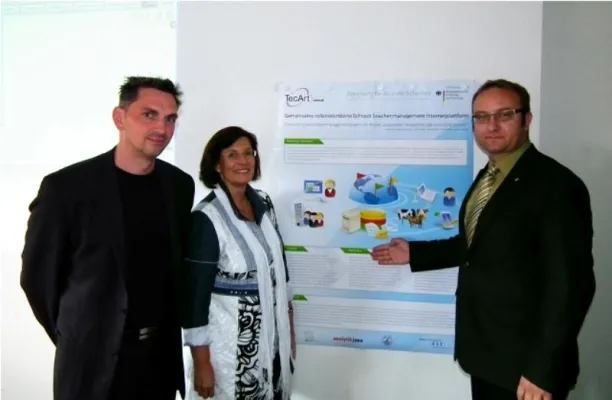 Bundestagsabgeordnete Tillmann betrachtet zukunftsweisende Tierseuchen-Software der TecArt Group Bild: Bundestagsabgeordnete Tillmann betrachtet zukunftsweisende Tierseuchen-Software der TecArt Group