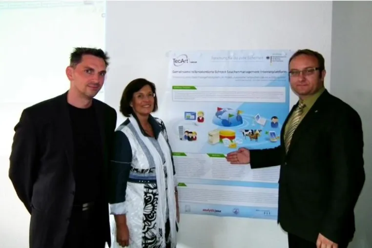 Bundestagsabgeordnete Tillmann betrachtet zukunftsweisende Tierseuchen-Software der TecArt Group Bild: Bundestagsabgeordnete Tillmann betrachtet zukunftsweisende Tierseuchen-Software der TecArt Group