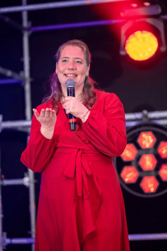 Ariane Krahl begeistert beim Speaker Slam mit ihrer 2-Minuten-Meditation (© Justin Bockey)
