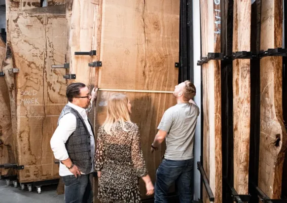 Bild: Die Faszination handgefertigter Holz-Tisch-Unikate - vom Baumstamm zum Meisterwerk