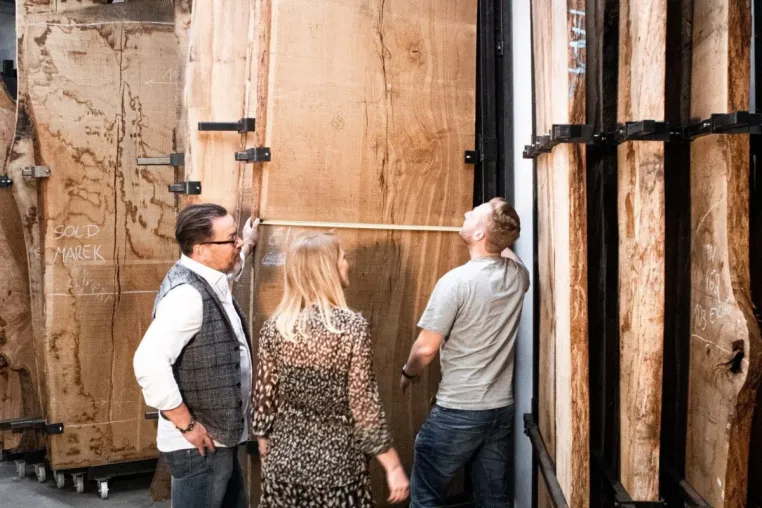 Bild: Die Faszination handgefertigter Holz-Tisch-Unikate - vom Baumstamm zum Meisterwerk