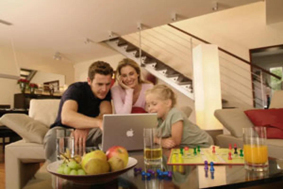 Licht, Luft und viel Platz für die ganze Familie: Drei Gründe, die für ein Luxhaus sprechen. Climatic-Wände sorgen für ein angenehmes Wohnklima. (Foto: Luxhaus)