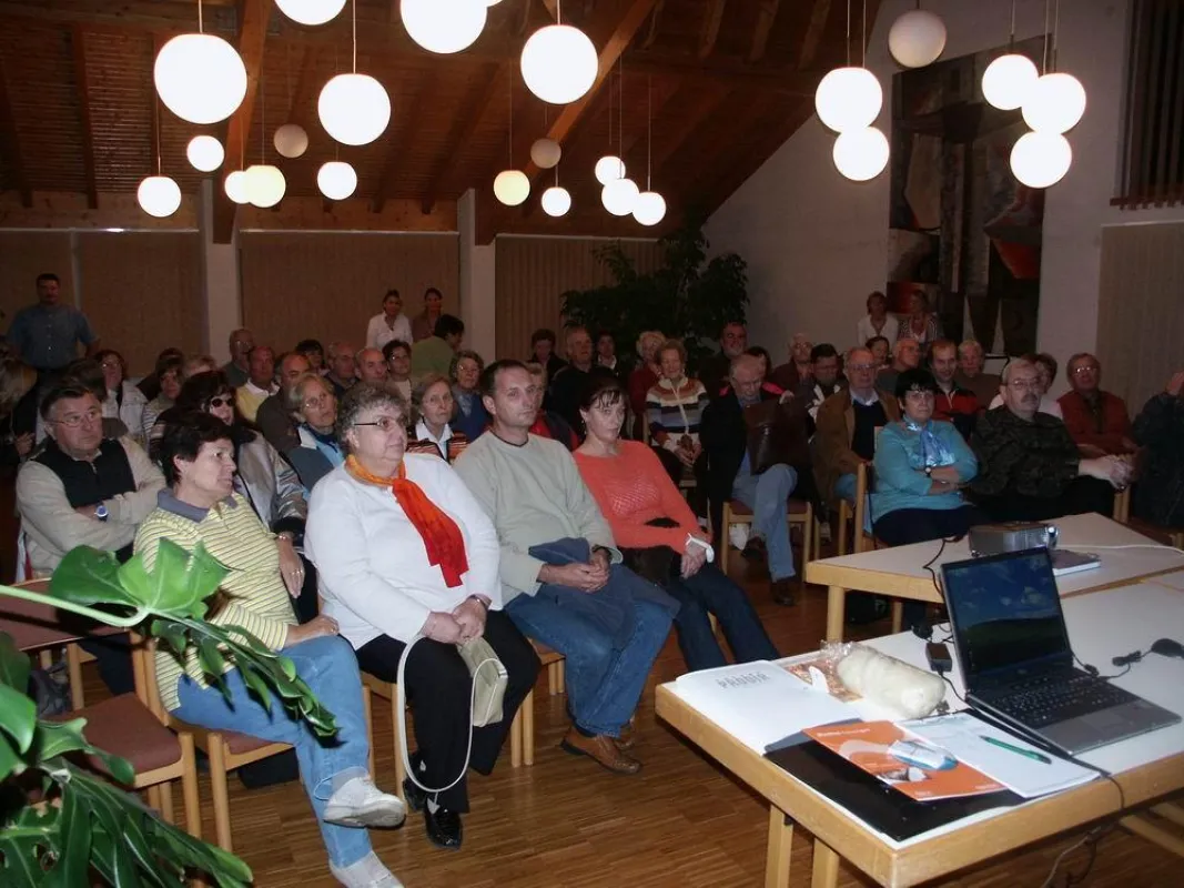 zahlreiche Besucher beim Beginn der Vortragsreihe \
