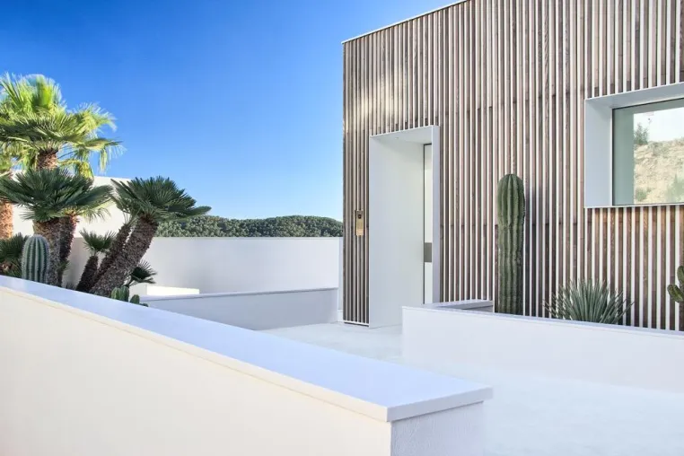 AVONITE(R) bringt Schlichtheit und Wärme in eine eindrucksvolle Villa Bild: AVONITE(R) bringt Schlichtheit und Wärme in eine eindrucksvolle Villa