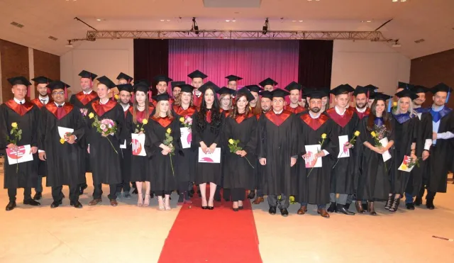 Bild: Prof. Perizat Daglioglu und Wolfgang Dittmann verabschieden 40 Bachelor und 10 Master Business Management