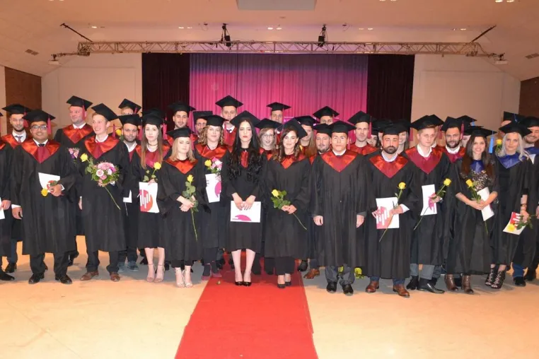 Bild: Prof. Perizat Daglioglu und Wolfgang Dittmann verabschieden 40 Bachelor und 10 Master Business Management
