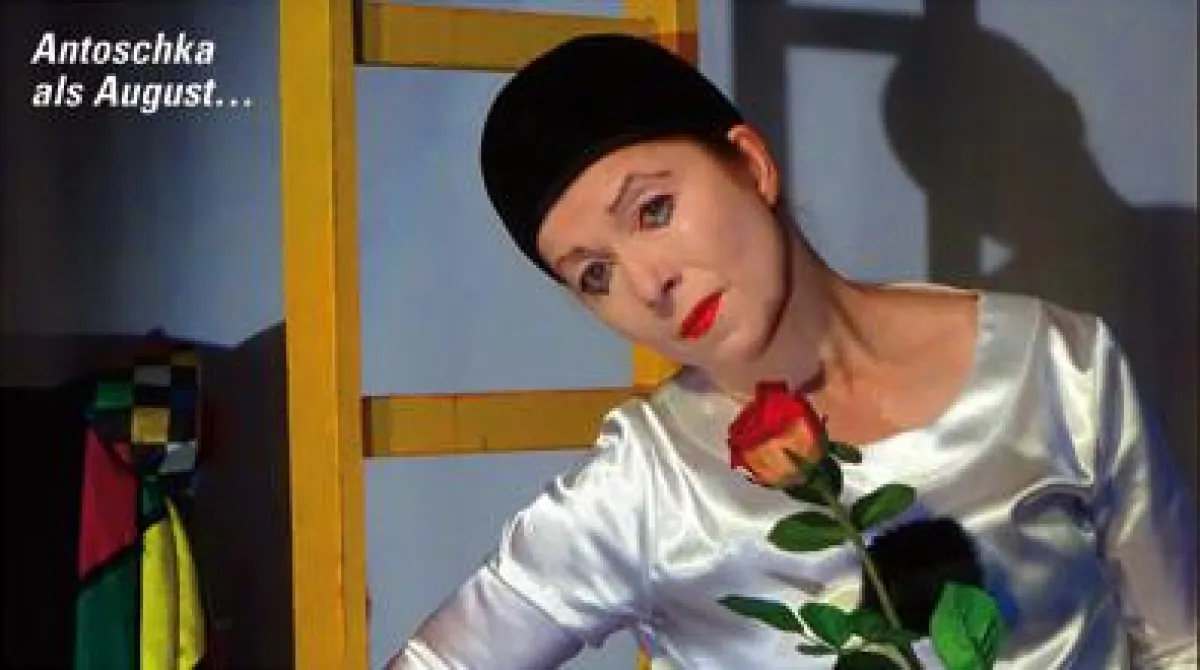 Antoschka in Henri Millers Das Lächeln am Fuße der Leiter als August; © Antoschka