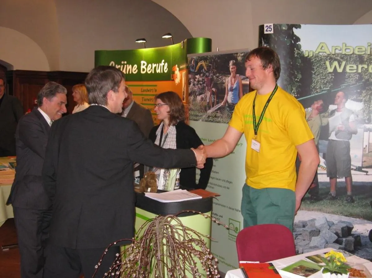 Der Oberbürgermeister der Stadt Jena, Dr. Albrecht Schröter, und Martin Fischer vom Arbeitskreis SchuleWirtschaft Jena am Stand der Landschaftsgärtner. Bildrechte: FGL