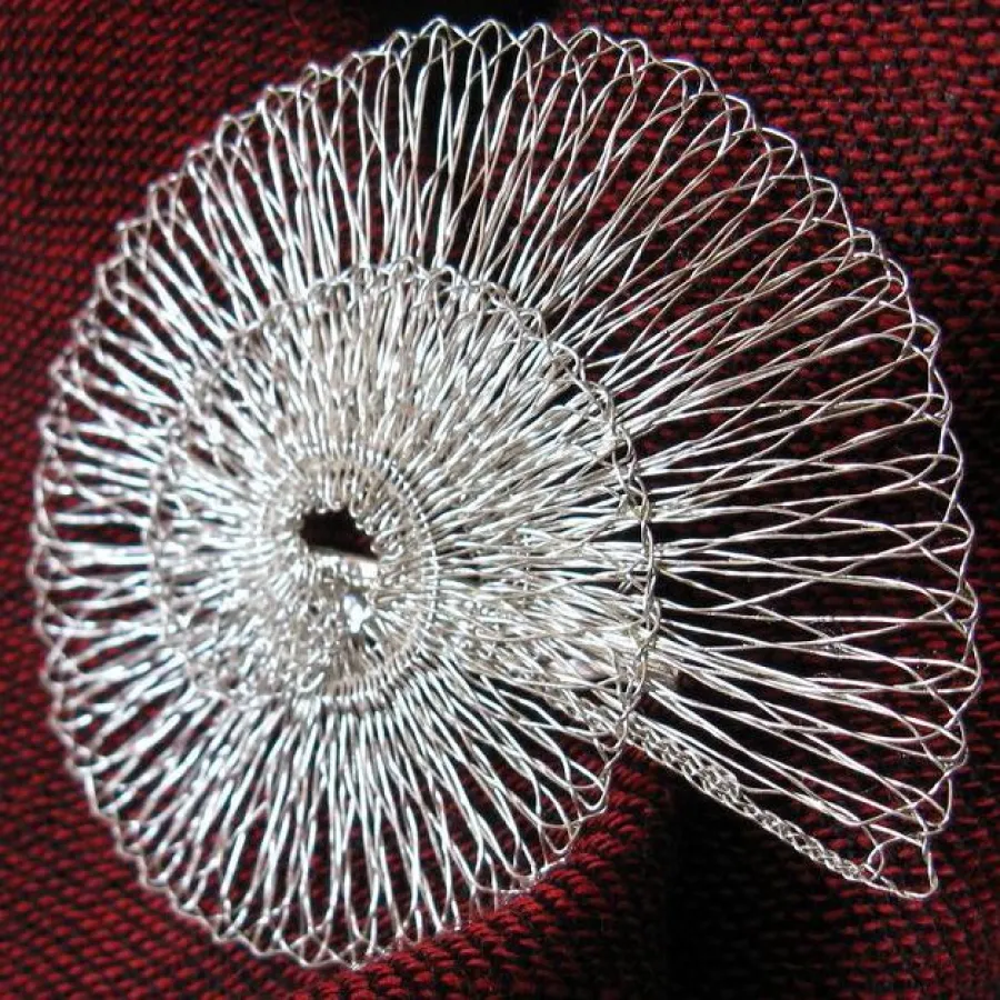 geklöppelte Brosche 