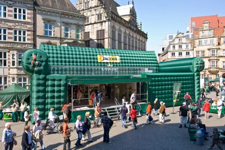 Sofa-Tour macht Halt auf dem Stuttgarter Kinderfestival - 40 grüne Sofas und der XXL-Truck auf dem Schlossplatz Bild: Sofa-Tour macht Halt auf dem Stuttgarter Kinderfestival - 40 grüne Sofas und der XXL-Truck auf dem Schlossplatz