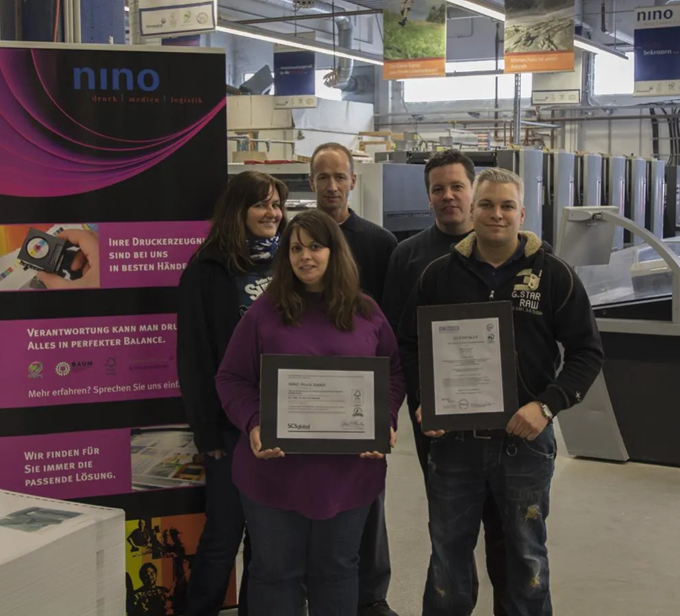 Mitarbeiter von NINODRUCK mit den Zertifikaten FSC und PEFC