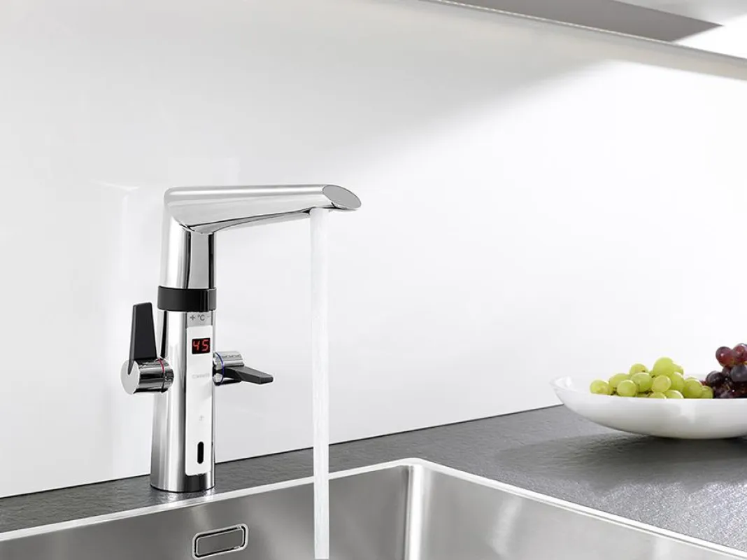 Hybrid-Armaturen lassen sich manuell oder berührungslos steuern. Foto: Hansa Armaturen GmbH
