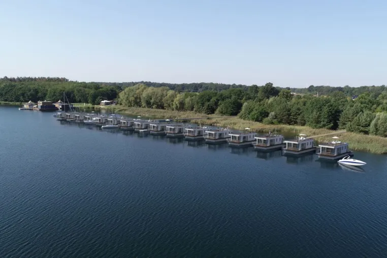Schwimmende Ferien-Unikate in idyllischer Lage im Lausitzer Seenland Bild: Schwimmende Ferien-Unikate in idyllischer Lage im Lausitzer Seenland