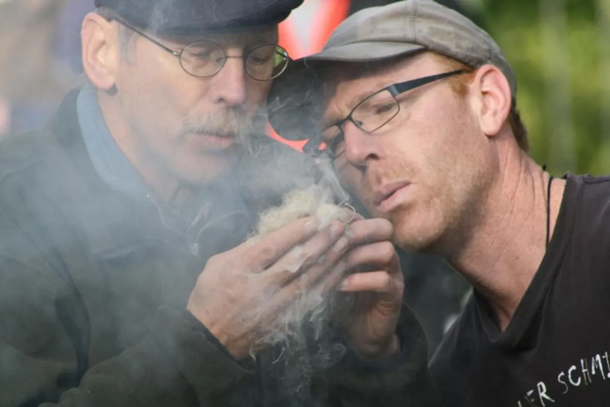Feuer machen mit Klaus Schulze und Steffen Koch von der Natur- und Wildnisschule Teutoburger Wald