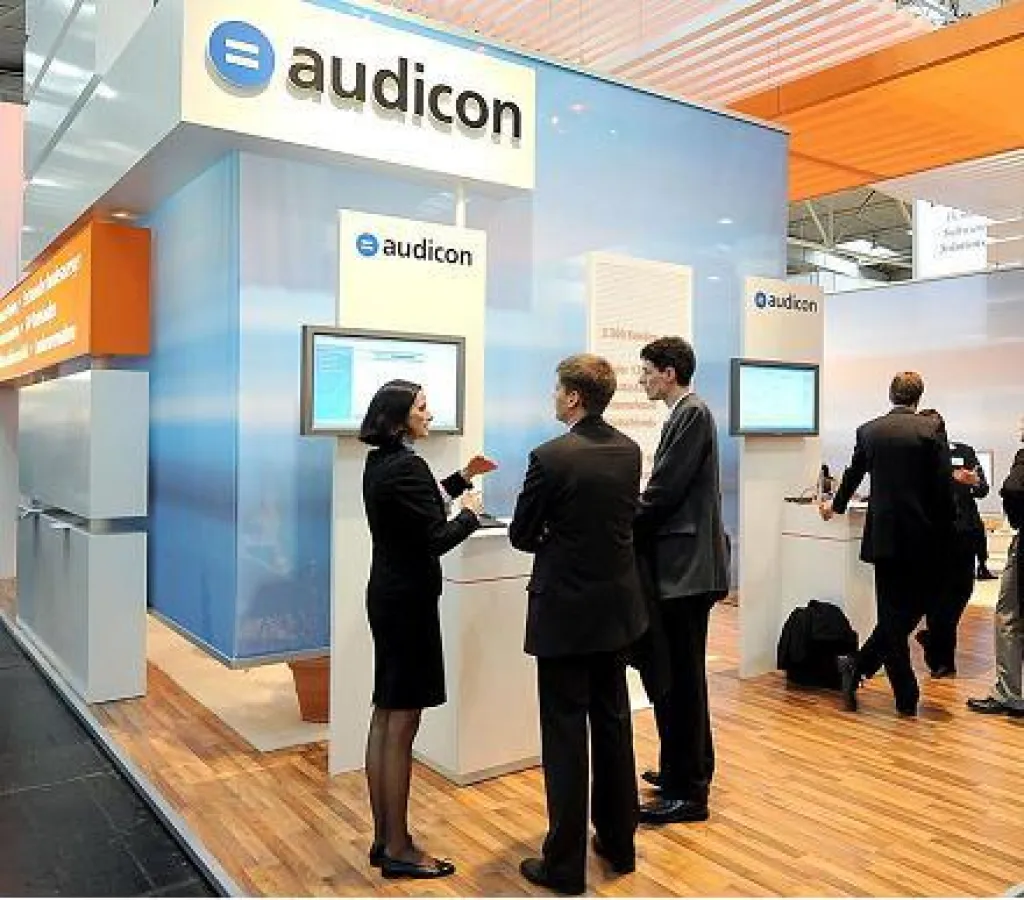 Besucher informieren sich am Audicon Information-Desk