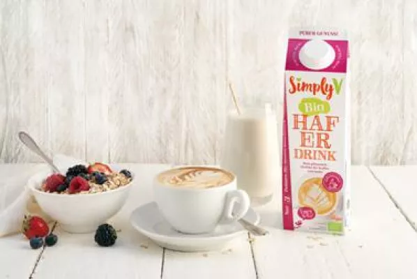 Bild: Purer Genuss der ganz neuen Art: Simply V präsentiert Bio Haferdrink in Barista-Qualität