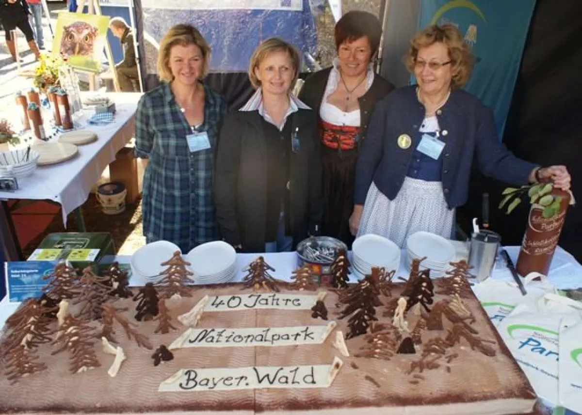 (v.l.n.r.) Haug, Kraus, Dengler und Wildfeuer präsentieren die Geburtstagstorte (Foto: Alice Alteneder)