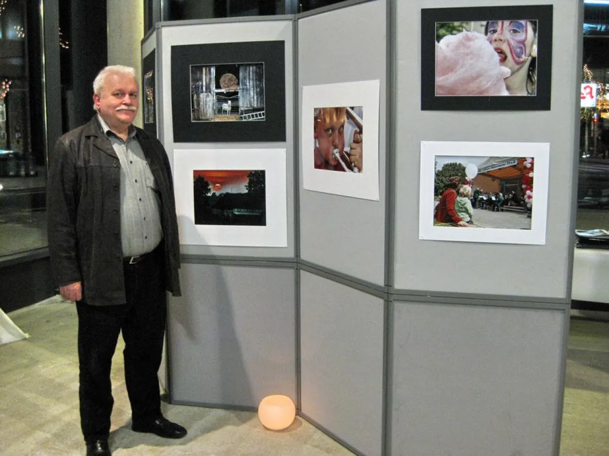 Frank Kremer bei der Eröffnung seiner Bilderausstellung