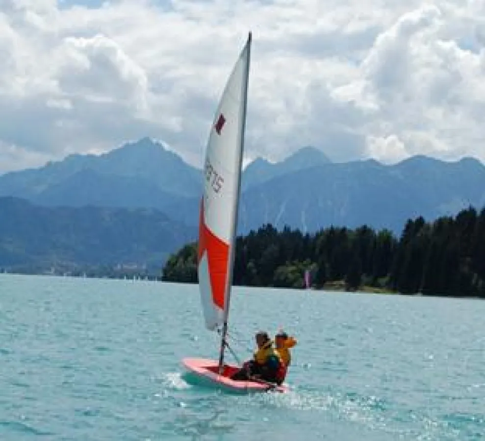 Segelkurse für Kinder und Erwachsene bietet die Forggensee-Yachtschule