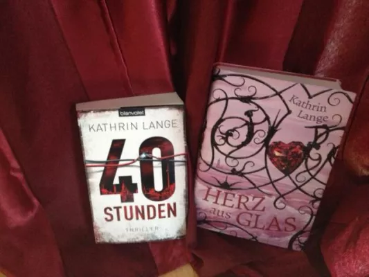 Thriller-Autorin Kathrin Lange geht auf Lesereise und kommt dabei auch ins heimische Wohnzimmer Bild: Thriller-Autorin Kathrin Lange geht auf Lesereise und kommt dabei auch ins heimische Wohnzimmer