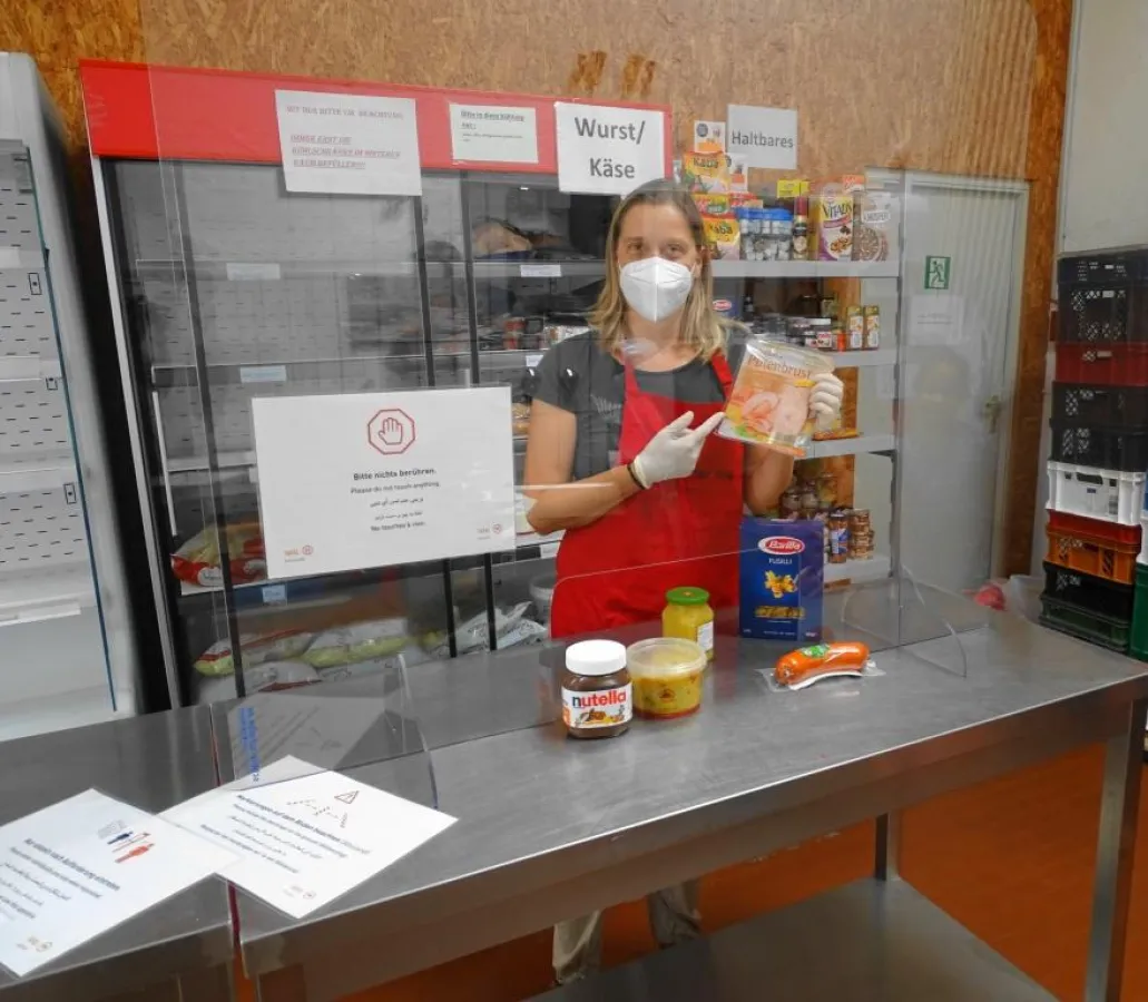 Für die nachbarschaftshilfe (nbh): Julia Haigis im Tafelladen