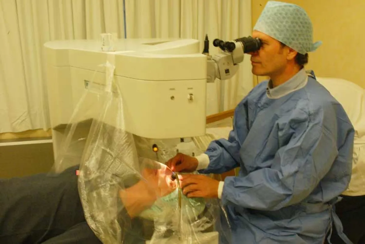 Dr. Sinan Göker während einer LASIK OP