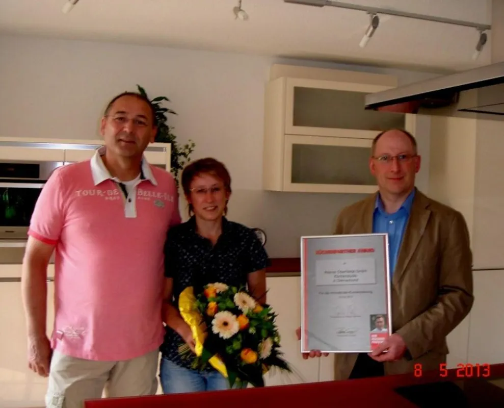 Übergabe der Urkunde an Fa. Oberheide, Delmenhorst