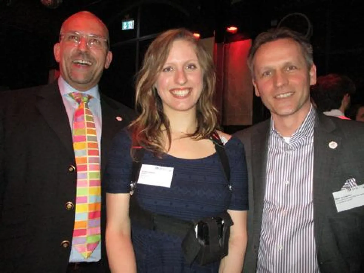 Matthias Hüttner (links) und Mark Zschieschan (beide OZMC) mit Dindia Gutmann (ReMoD)