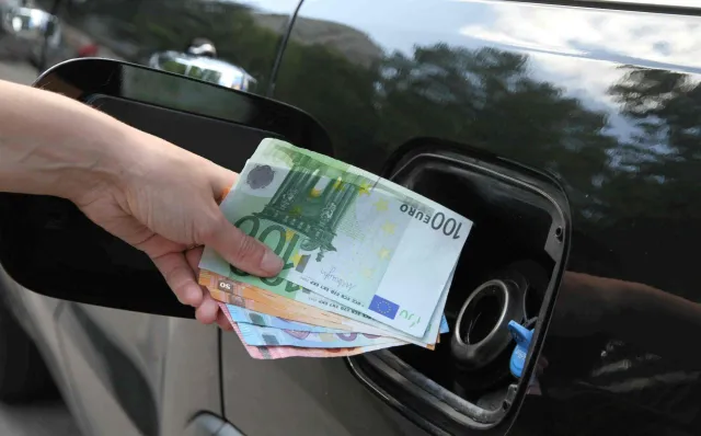 Bild: Erster CO2-Steuer-Rechner für Sprit: Was mit der CO2-Steuer auf Autofahrer zukommt