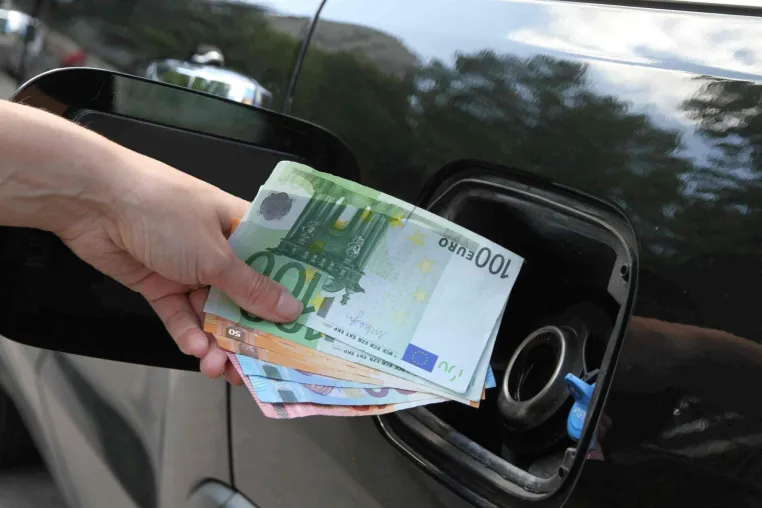 Bild: Erster CO2-Steuer-Rechner für Sprit: Was mit der CO2-Steuer auf Autofahrer zukommt