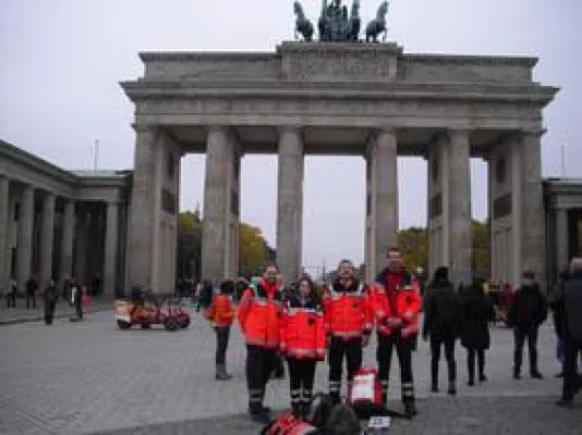 Bild: Katastrophenschützer als Zugbegleiter wieder unterwegs mit Flüchtlingen