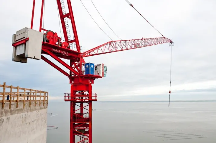 Bild: Rote WOLFF Krane an der Nordseeküste