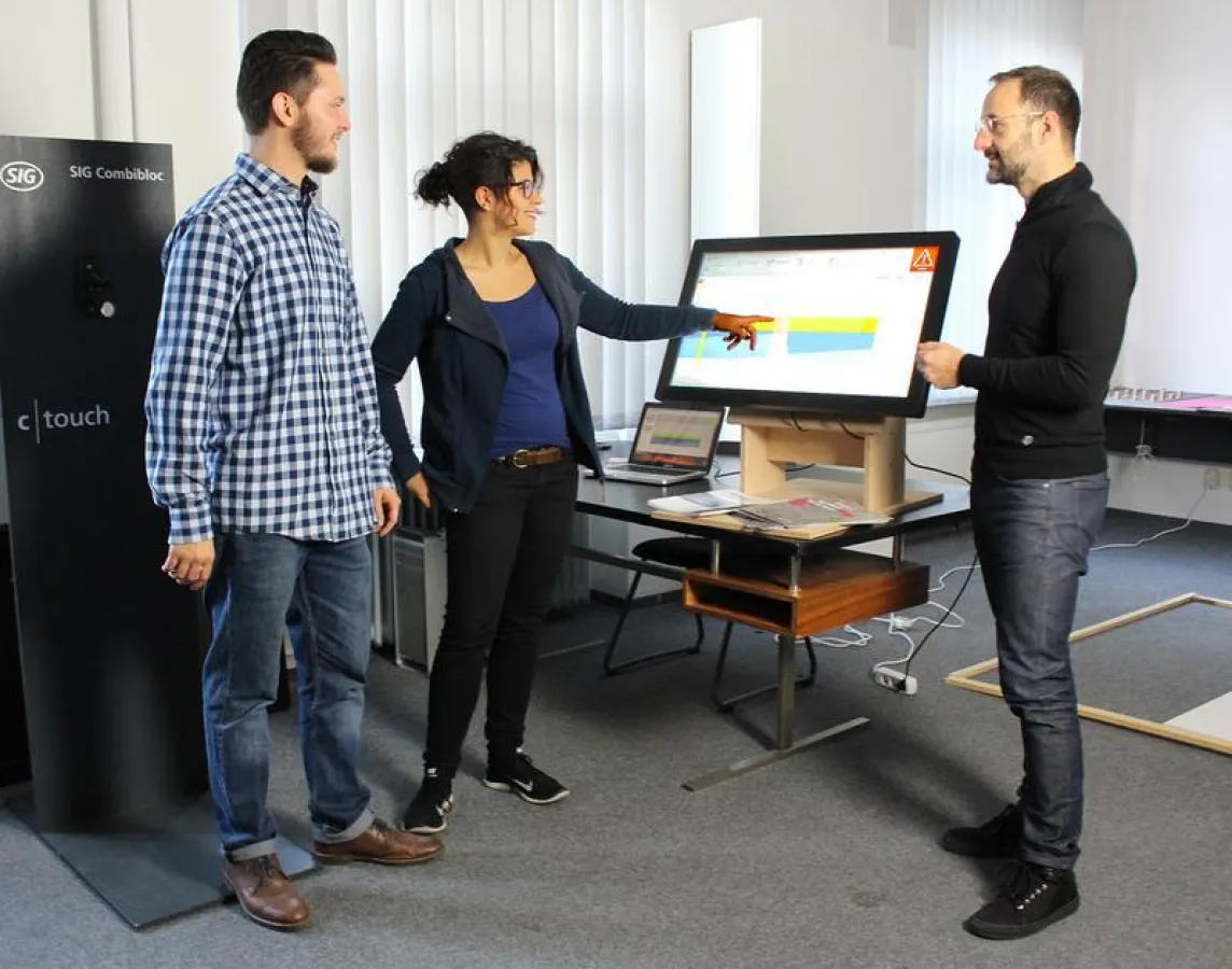 Die Abschlussarbeit der Industriedesigner Tim-Niklas Hachmeister und Jawaher Hamo (hier mit Erstprüfer, Prof. Thomas Hofmann (rechts)) erhielt kürzlich einen „Red Dot Award: Communication Design“. (Ho