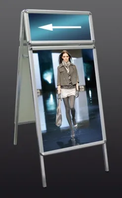 Bild: neue Aufsteller von marketing-displays - der Kundenstopper Classic mit zusätzlichem Logorahmen