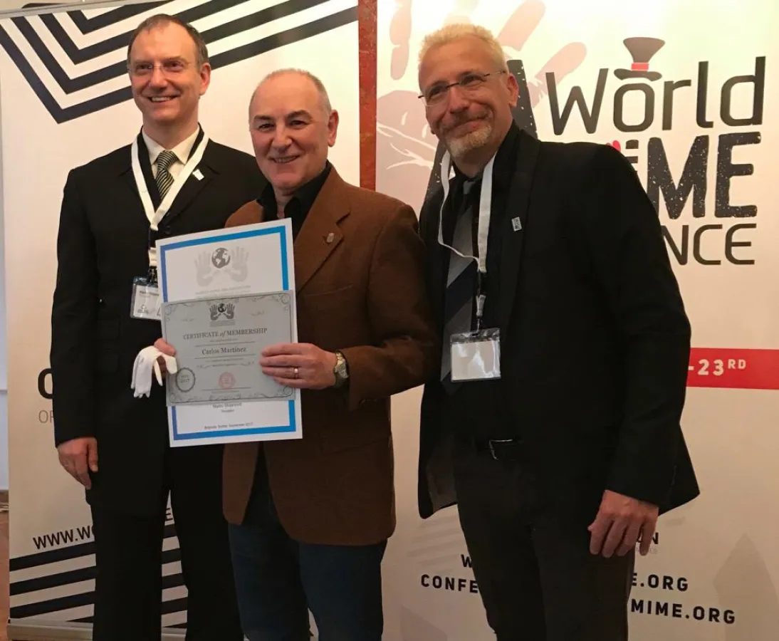 Carlos Martínez erhält den WMO Preis von Marko Stojanovic und Ofer Blum