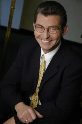 Bild: Solarzentrum Bayern präsentiert Photovoltaik-Ganzdachsystem auf der Renexpo in Augsburg